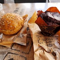 Hummus avocado sandwich and currant muffin at Sutter Begg in Pratteln