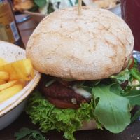Vegetarischer Burger at Peter Pane - Rankestraße in Berlin