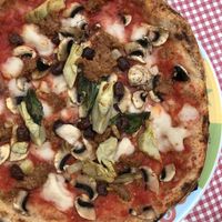 Veganer Rice Mozzarella mit veganem Meat at Rossopomodoro in Rimini