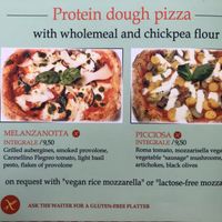 Zwei vegane Pizzen mit veganem Reis-Mozzarella, Vollkorn und Kichererbsen Teig  at Rossopomodoro in Rimini