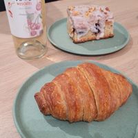 vegan Croissant, vegan Vino 😍 at Isla Vegana in Ushuaia