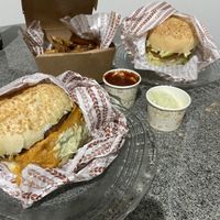 Lanches bem servidos e cremosos com deliciosos molhos  at aspar.go in Santa Catarina