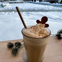 Oat milk hot drink (they couldn’t verify if the gingerbread was vegan or not)  #Veganuary at Kumi Oslobukta in Oslo