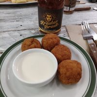 Mac N Cheeze Balls mit Aioli at Küche des Friedens in Rostock