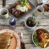Mac ‘n Cheese Sandwich, Dönerteller, Currywurst  at Küche des Friedens in Rostock