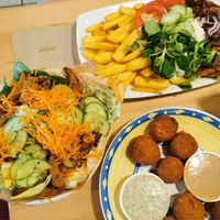 "Spimöhner" / Vöner Teller / Mac 'n Cheese Balls mit Dips at Küche des Friedens in Rostock