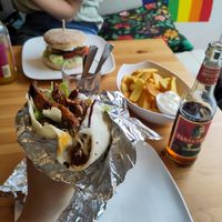 Burger des Friedens und Vürum at Küche des Friedens in Rostock