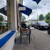 Outdoor seating at Feinkostinsel in Rastatt