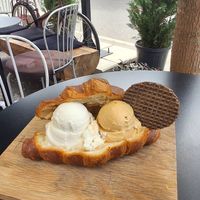 Croissant vegano com sorvete de salted caramel e yogurt. at Fabrika in Tirana