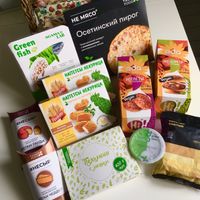 Vegan order on Utkonos: vegan salmon, Osetynsky pie, NeKuritsa (Non-Chicken) nuggets, HiBurgers, cheese NeSyr collection, mung dumplings, vegan sour cream, "cheese" popcorn at Utkonos in Tula