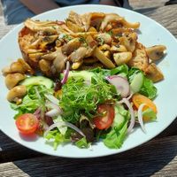 Getoast landbrood met paddenstoelen en salade at Fonteyn in Groede