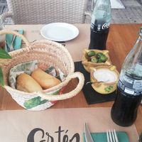 Kostenloses Brot mit veganem Aioli und Oliven at Sarten in Mallorca