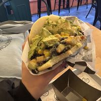 Tienen como opción vegana tofu, frijoles, aguacate lo cual es perfecto para proteína vegana! Lo único es que no tenían queso vegano, no estoy segura si lo descontinuaron😒  at Somos Handcrafted Arepas in New Haven