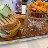 No chicken burger and a kombucha at Blå+ in Stockholm