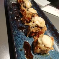 Roll de berenjena, muy bueno con la salsa aunq si te pides rolls q ya vienen con salsas este es mas empalagoso ya que es frito at Miss Sushi in Lleida