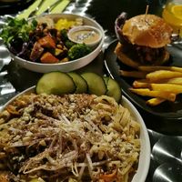 Platos de la carta. Hamburguesa vegetariana, bowl vegetariano y noodles con verduras   at Viva in El Prat De Llobregat