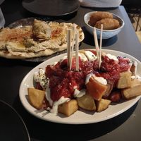 Patatas bravas, hummus de alcachofa y croquetas de castaña. Pedimos tb un durum de heura y el Lilo bowl però no tenemos fotos #Veganuary at Viva in El Prat De Llobregat