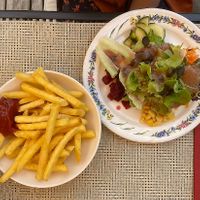 Kinderslaatje met frietjes at Waldhüs Bodmen in Saas-fee