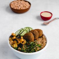 Bowl Simsim  (Falafel, tabule, pepino, berenjena, salsa de tahini y yerbabuena, quinua) at La Lleva in Bogota