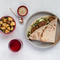 Sánduche Simsim (Falafel, tabule, pepino, berenjena, salsa de tahini y yerbabuena en pan servilleta) at La Lleva in Bogota