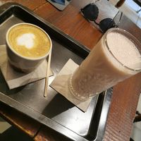 Latte coco, smoothie at El Último Mono Juice & Coffee in Malaga
