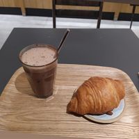 Chocolat chaud et croissant at Land & Monkeys - Turenne in Paris