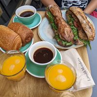 2x coffee, orange juice, pain au choco and sandwich: 29€ at Land & Monkeys - Turenne in Paris