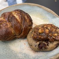 Cinnamon roll & Famous Monkey cookie  at Land & Monkeys - Turenne in Paris