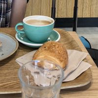 Veganes Baguette, schokobrötchen, Cappuccino   at Land & Monkeys - Turenne in Paris