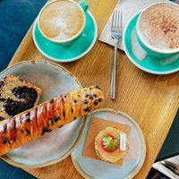 Marble cake and oat lattes  at Land & Monkeys - Turenne in Paris