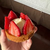 strawberry tart at Land & Monkeys - Turenne in Paris
