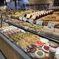 No, no, this one has the best displays! Stunning and impressive    at Land & Monkeys - Turenne in Paris