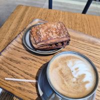 Latte and "suisse" at Land & Monkeys - Turenne in Paris