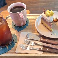 2 cakes and 2 coffees at Duduri Dupang in Seoul
