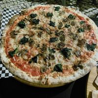 Pizza cogumelos e espinafres vegan at Atelier das Pizzas in Cascais