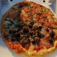 Mitad boletus + mitad albahaca at Chiarissimo Pasta y Pizza in Laredo