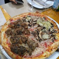 Pizza con dos sabores at Chiarissimo Pasta y Pizza in Laredo