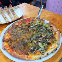 Pizza mitad 4 estaciones mitad voletus at Chiarissimo Pasta y Pizza in Laredo