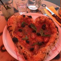 vegan pizza at Broadway Caffe in Paris