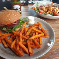 Jummie burger plus peelfrieten at Buitencentrum De Pelen in Ospel