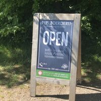 Het bord vanaf de weg, hierna moet je nog een stukje wandelen naar de boerderij   at Buitencentrum De Pelen in Ospel