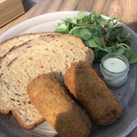 Vegan kroketten met brood  at Buitencentrum De Pelen in Ospel