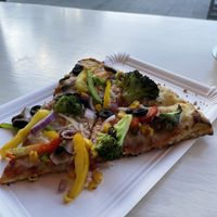 Ein Stück vegane Jungel Pizza at Manhattan Slice Pizza in Berlin
