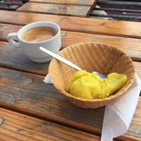 Ein Kaffee und eine Kugel Eis der Sorte Orange-Basilikum - herrlich! at Freedom in Kiel
