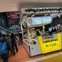store front #Veganuary at Mr Clou - Hauptbahnhof in Hamburg
