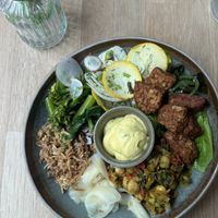 El bowl lo armé yo misma, ginger hummus , tempeh, rábano, brocoli, coconut rice, garbanzos, un 10/10  at The Green Lab in Manchester