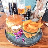 Quinoaburger mit Fries und Knoblaumayo  at Cafe Marina in Hvide Sande