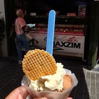 Chocolate and vanille and vegan cookie at Gelato Maxzim in Oostende