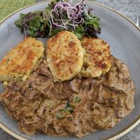 Serviettenknödel, Pfifferlinge in (Soja-Sahne)-Rahmsauce mit Wildkräutersalat at Elsässer Hof in Kappel-grafenhausen