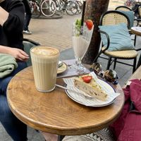 Maple spice latte and banana cake. 100% delicious, 100% vegan. 😻  at Coffee Break in Groningen